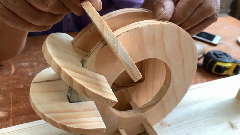 Very Creative Woodworking Ideas // DIY Sliding Perpetual Calendar With Beautiful And Unique Clock