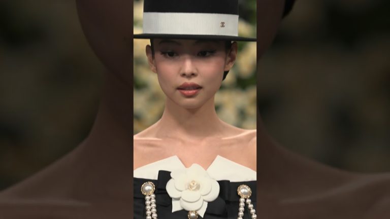 JENNIE is at the 2025 Met Gala. 🖤 #shorts