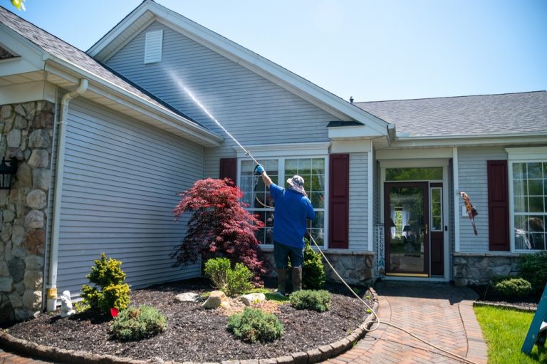 4 Signs It’s Time for a House Exterior Cleaning
