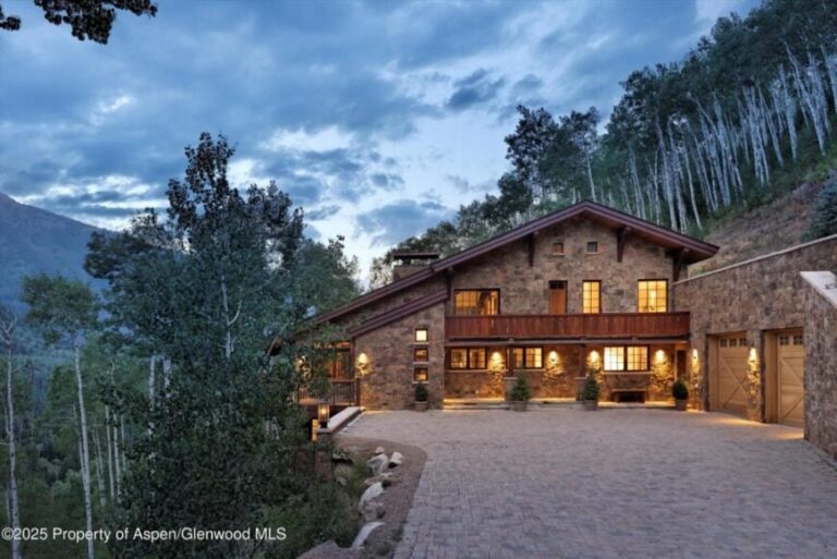 Explore This 4,098 Sq. Ft. Luxurious Ski Chalet in Aspen, Colorado, Featuring Seamless Indoor-Outdoor Living and Panoramic Mountain Views