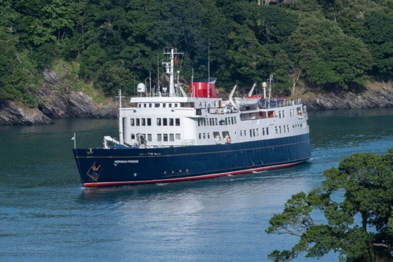 The 10 Smallest Cruise Ships in the World