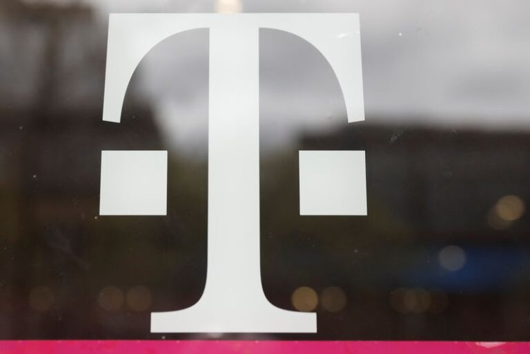 Justice Department to allow T-Mobile's $4.4 billion acquisition of UScellular