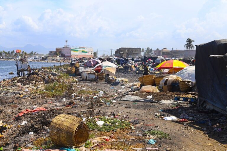Cap-Haïtien seeks to shut down unsanitary outdoor market ahead of city’s 355th anniversary, but merchants keep showing up
