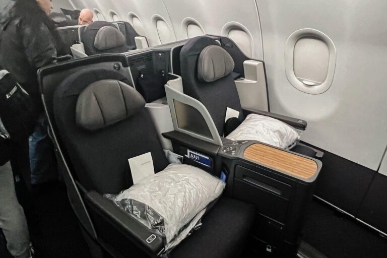 American Airlines to begin providing pajamas for business-class flyers