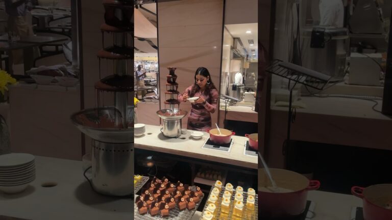 India ka sabse expensive hotel …Taj mahal palace in Mumbai . #anushkasrivastava #dinner #mumbai