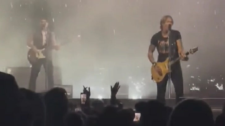 Keith Urban Shows Nicole Kidman Pic on Concert Screen, Still Without His Ring