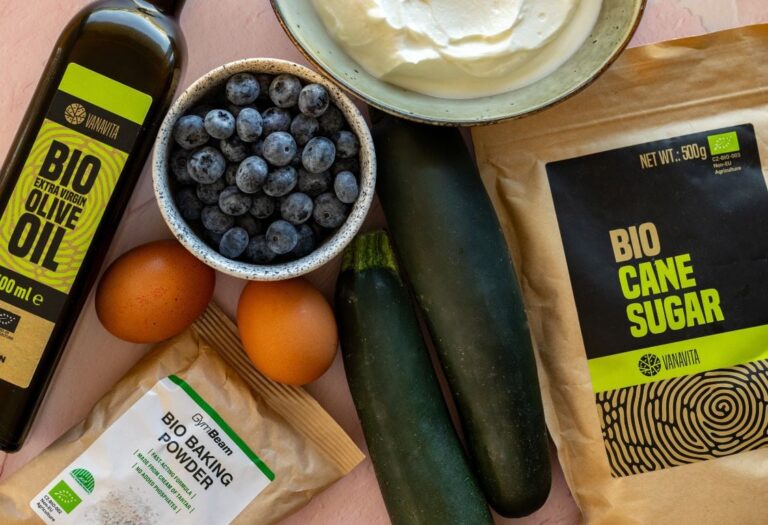 Fitness Recipe: Fluffy Courgette Cake with Blueberries and Quark Cream