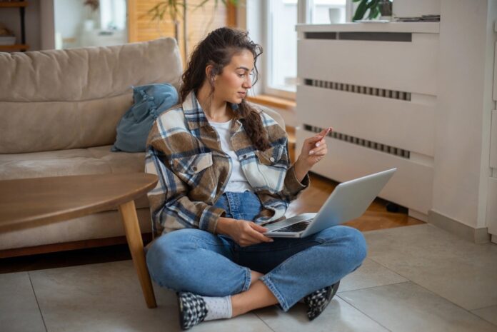 Woman-using-her-credit-card-while-on-laptop-at-home_Rockaa.jpg